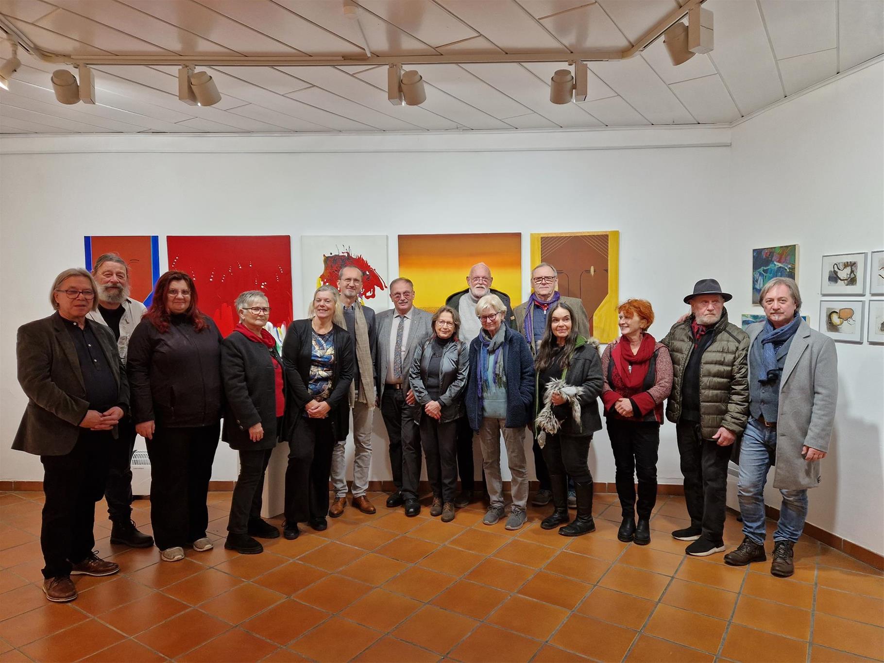 von links nach rechts stehen Leo Pluschkowitz, Felix Cumpel, Regina Hüller, Edith Hörmann, Karin Stöllner, Andreas Semerad, Richard Hogl, Lizzi Feiler, Manfred Plonus, Helga Stimm, Josef Glasl, Magdalena Steiner, Fanny Wagner, Ernst Exinger, Franz Seidl