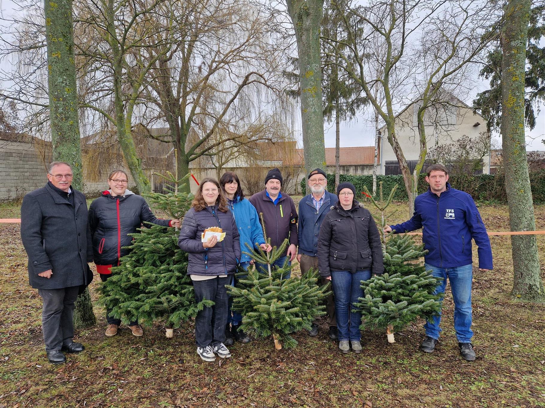 von links nach rechts stehen Richard Hogl, Romana Kern, Celina Kern, Silvia Zöch, Johann Zöch, Josef Wanke, Astrid Schimann, Rene Schimann