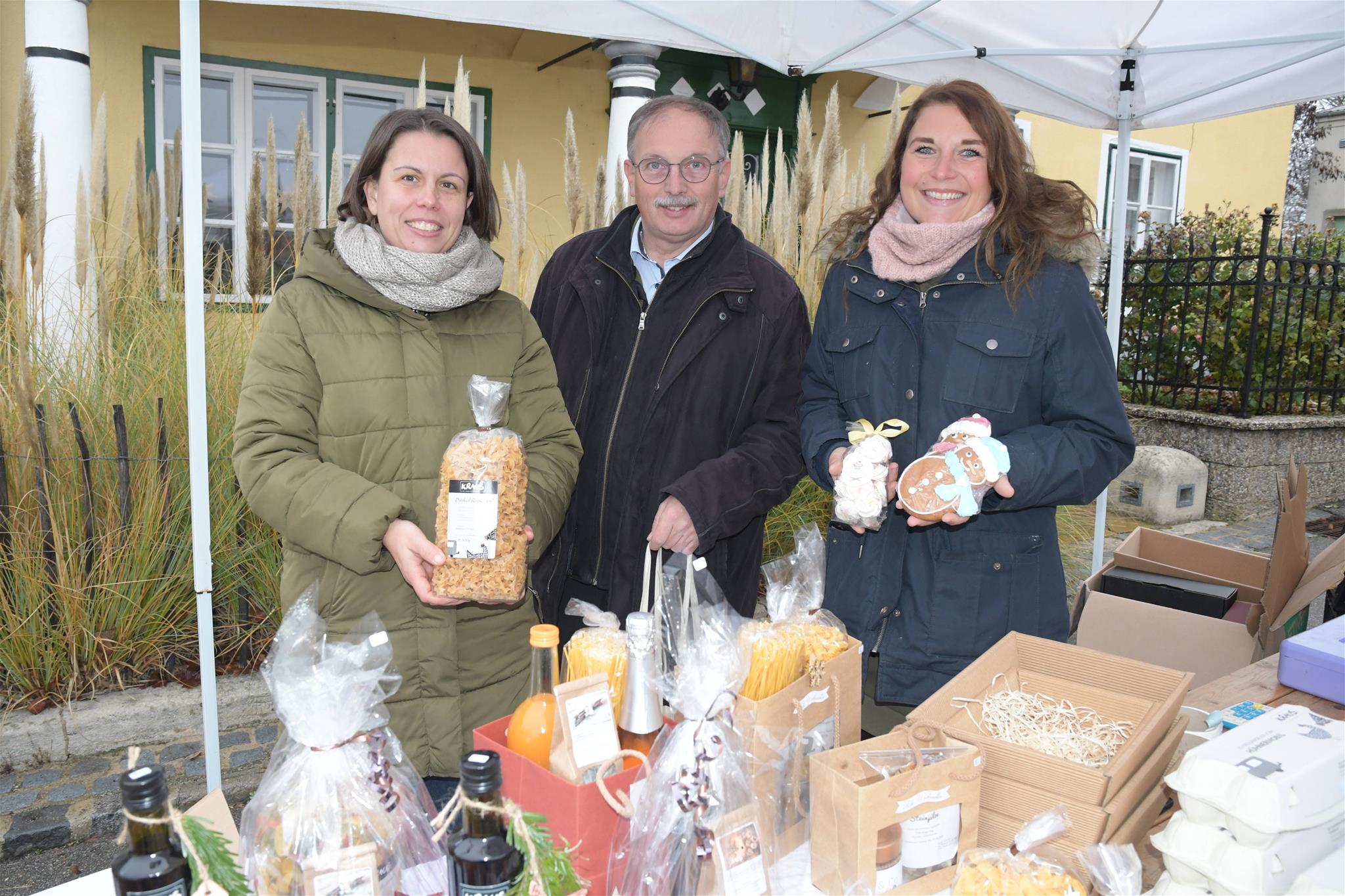 Auf dem Bild stehen Obfrau Ingrid Kraus, Bürgermeister Richard Hogl und Isabella Thämlitz