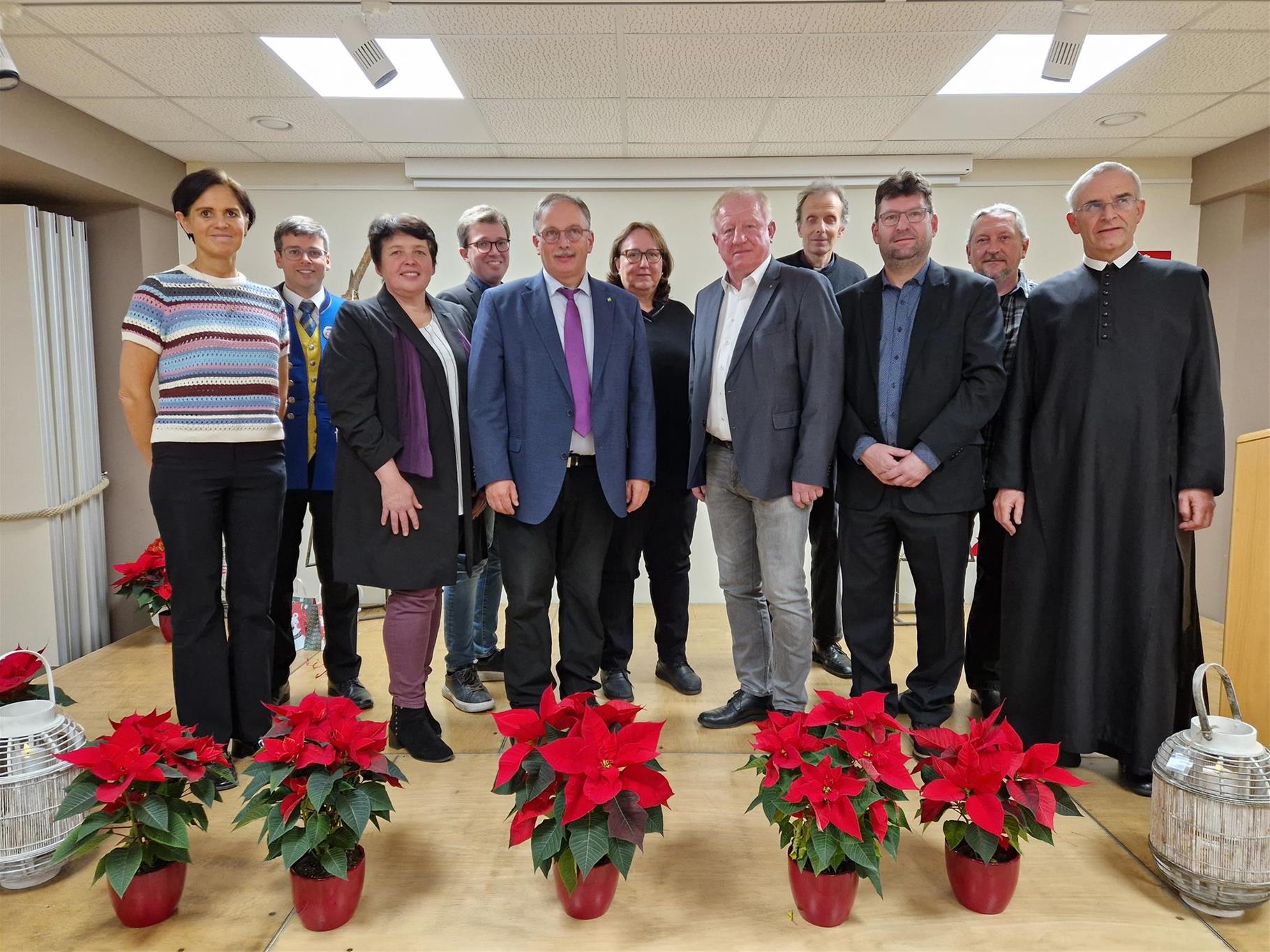 von links nach rechts stehen Marianne Rohrer, Michael Arbes, Annemarie Maurer, Richard Pregler, Richard Hogl, Luise Burger, Gerhard Sklenar, Norbert Orgelmeister, Werner Bischof, Peter Trattnig, P. Philippus Reisenberger