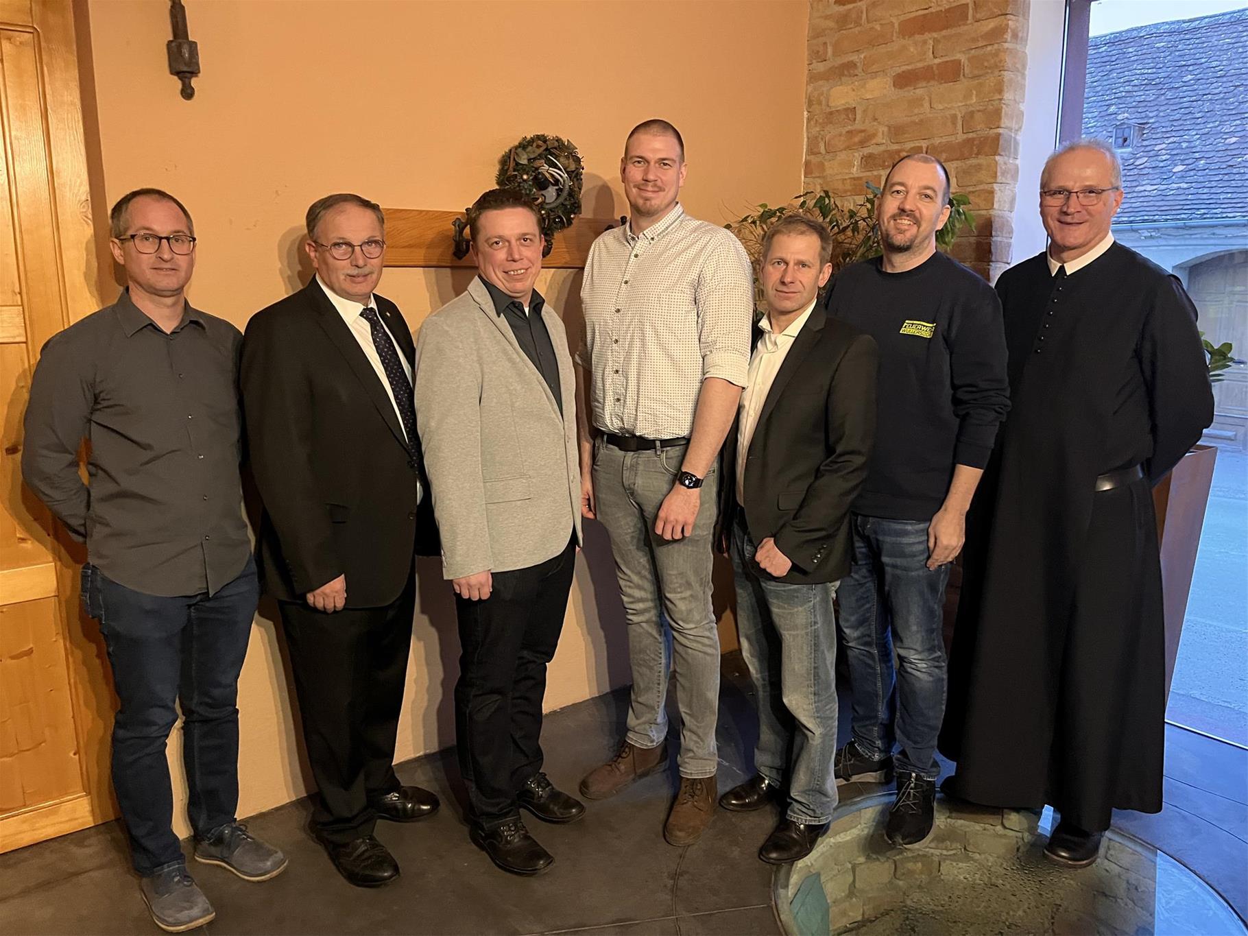 von links nach rechts stehen Norbert Pimberger, Richard Hogl, Markus Zahlbrecht, Christof Vietze, Kurt Ernst, Gerd Schnötzinger, P. Michael Fritz
