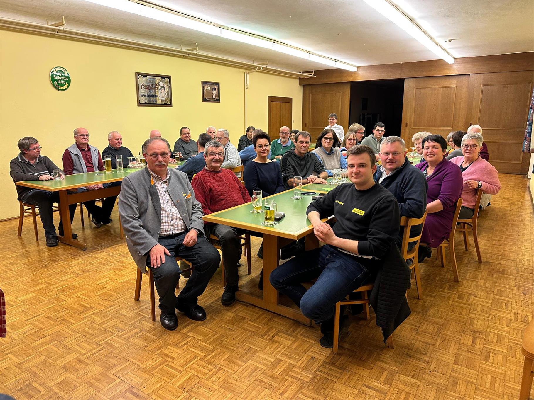 vorderer Tisch, jeweils die ersten 5 Personen jeder Tischseite] - v.l.n.r.: Richard Hogl, Johann Kopp, Petra Thürr, Josef Scheibböck, Margarethe Scheibböck, Maria Kappe, Angela Freudenthal, Annemarie Maurer, Wolfgang Thürr, Johannes Kopp