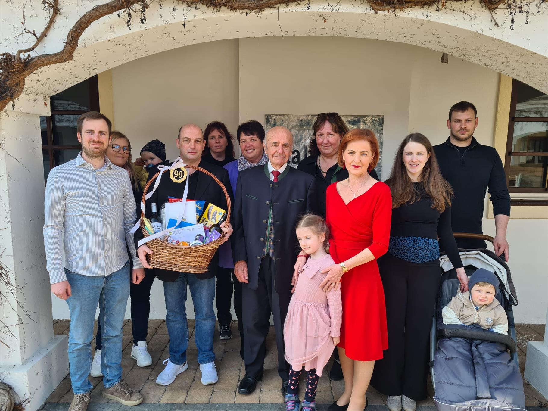 Auf dem Bild befinden sich Daniel Thürr, Bianca Hengl mit Niklas, Norbert und Sandra Trittenwein, Annemarie Maurer, Leopold Dondl, Luise Burger, Maria Thürr mit Sophia, Doria und Kevin Heichinger mit Sebastian