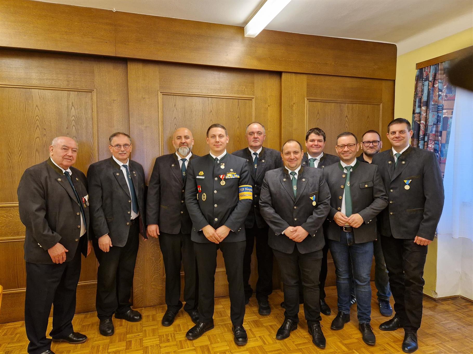 Im Bild befinden sich von links nach rechts Vorstand und Ehrengäste: Johann Schmida, Richard Hogl, Andreas Kopp, Christoph Stift, Josef Kopp, Erwin Winkler, Florian Wilfinger, Stefan Dangl, Reinhard Krimmel, Thomas Bauer