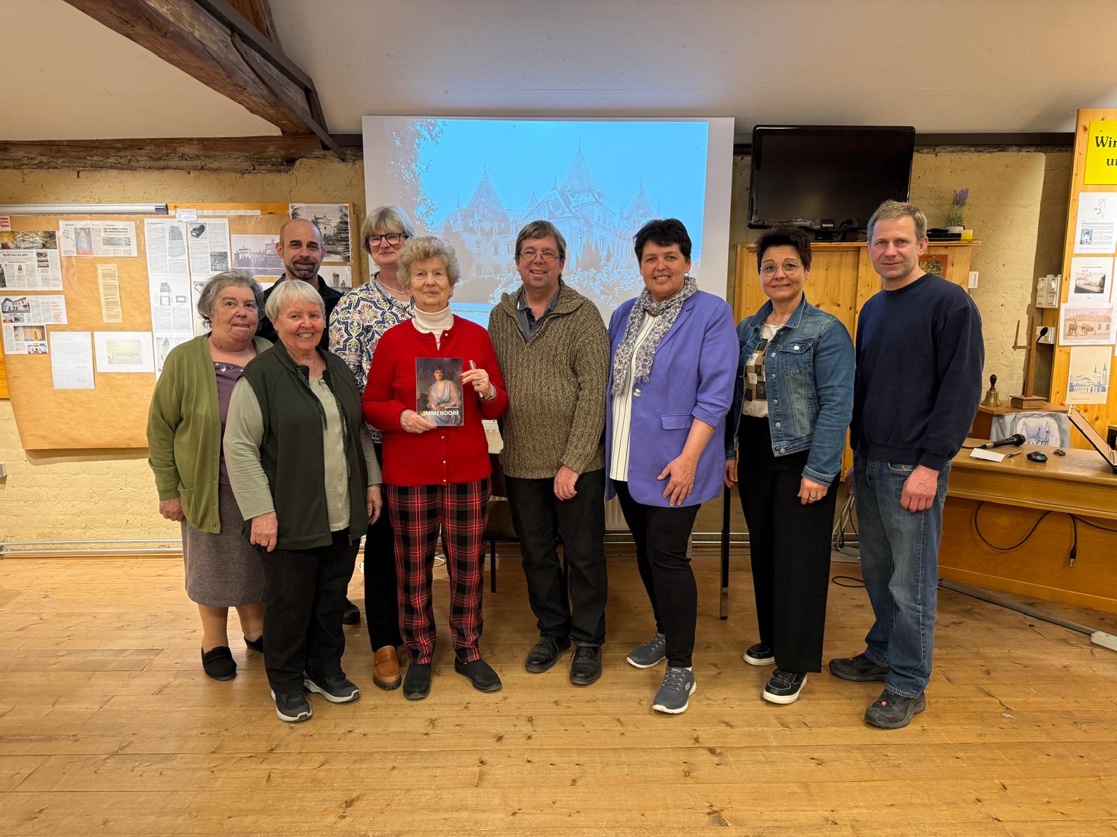 Auf dem Bild stehen Brigitte Dick, Johanna Six, Klaus Ernst, Therese Plappart, Angela Freudenthal, Annemarie Maurer, Petra Thürr, Kurt Ernst