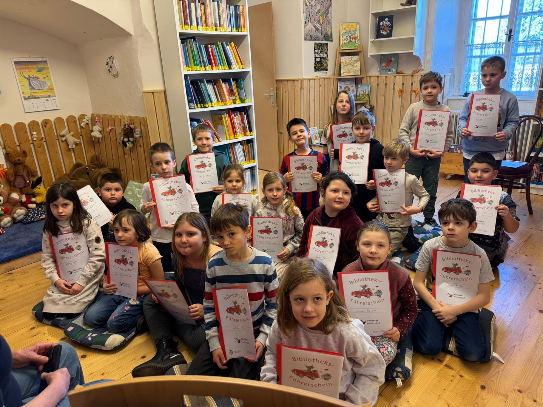 Stolze Kinder mit ihren Führerscheinmappen