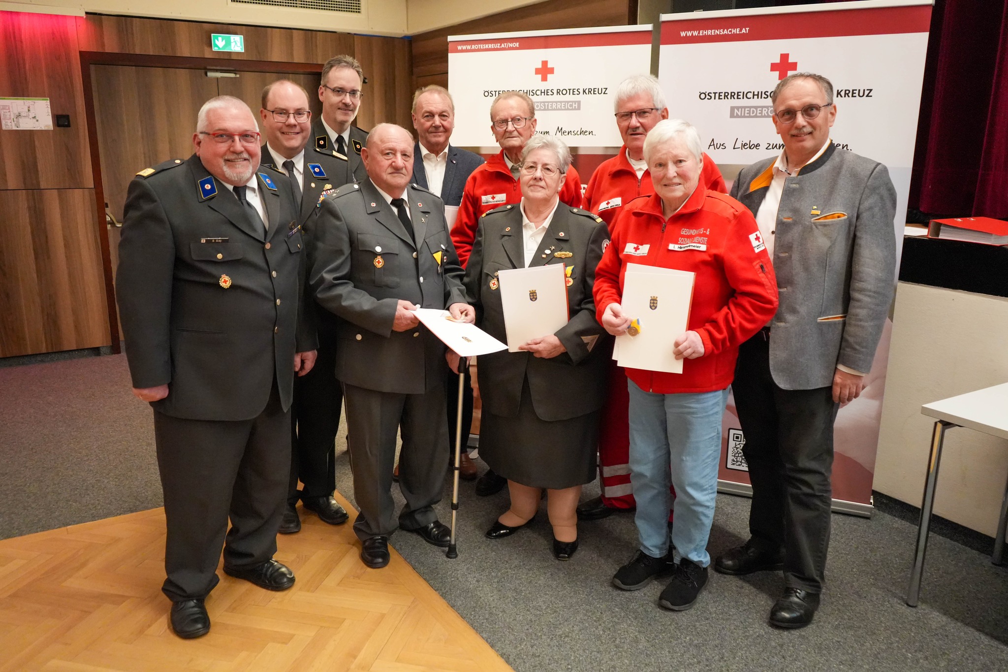 Auf dem Bild befinden sich Günter Sidy, Thomas Hasenberger, Martin Nigischer, Johann Götzinger, Karl Dangl, Leopold Hengl, Brigitte Götzinger, Johann Neubauer, Ilse Himmelmeier, Richard Hogl