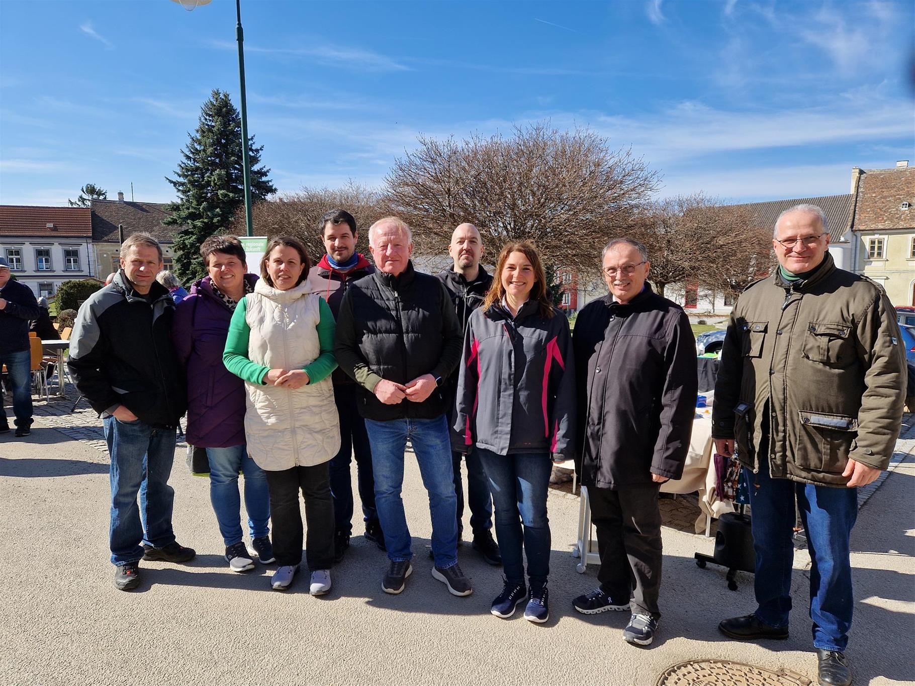 Auf dem Bild stehen Kurt Ernst, Annemarie Maurer, Ingrid Kraus, Stefan Vietze, Gerhard Sklenar, Gerd Schnötzinger, Isabella Thämlitz, Richard Hogl, P. Michael Fritz