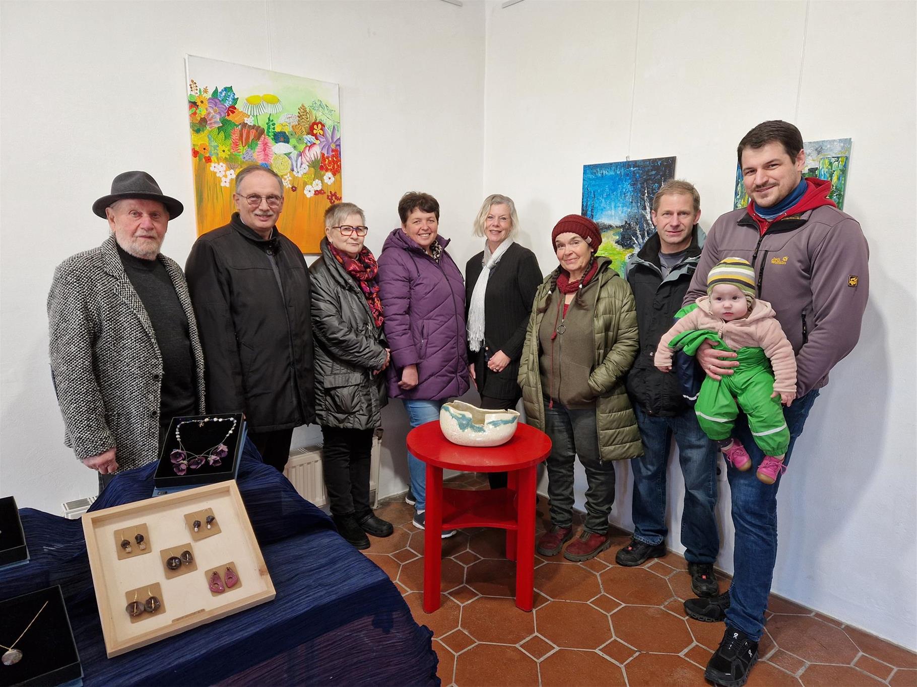Im Bild stehen Ernst Exinger, Richard Hogl, Edith Hörmann, Annemarie Maurer, Karin Stöllner, Magdalena Steiner, Kurt Ernst, Stefan Vietze mit Tochter Lena