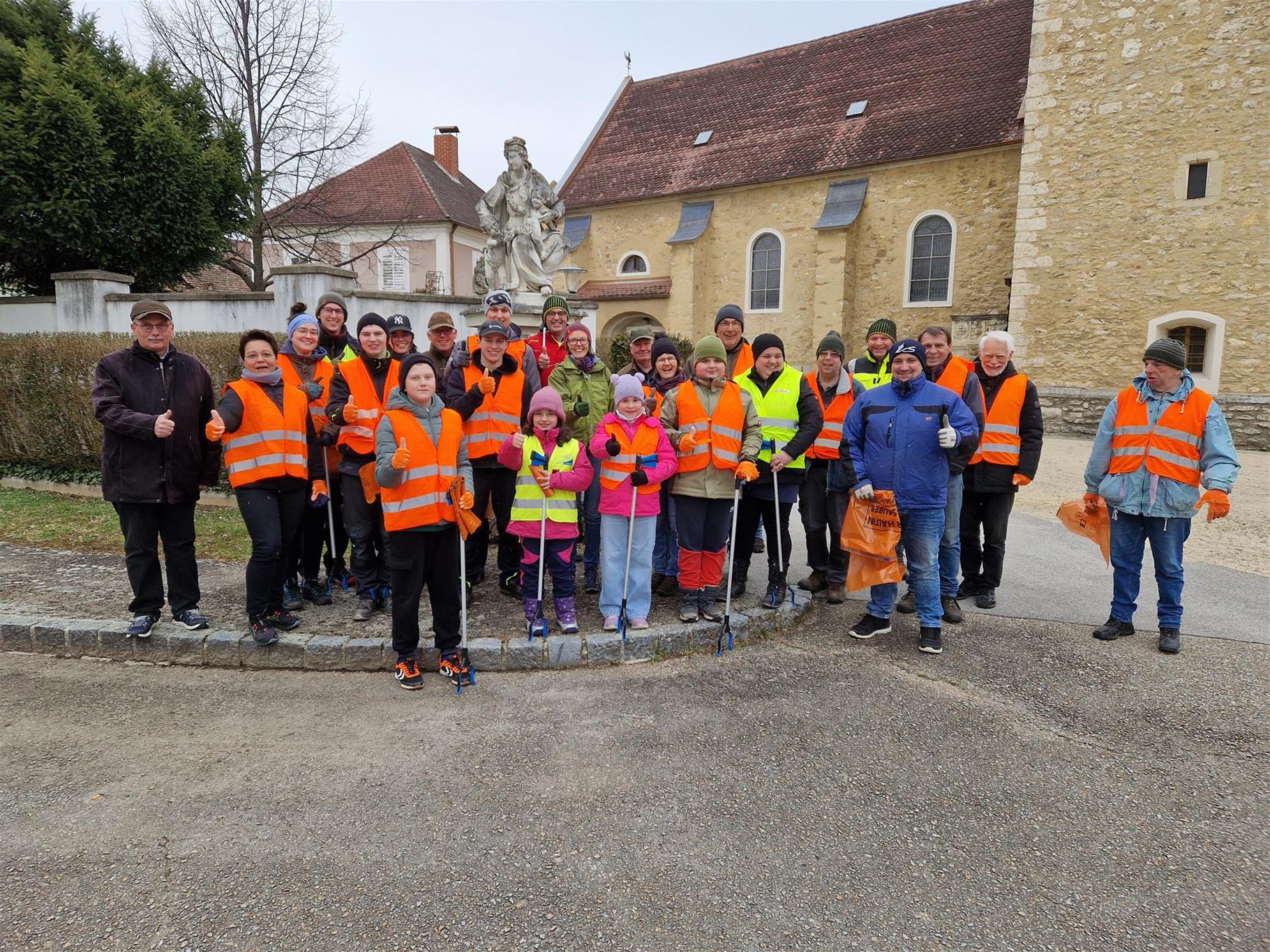 Gruppenfoto der Teilnehmerinnen und Teilnehmer