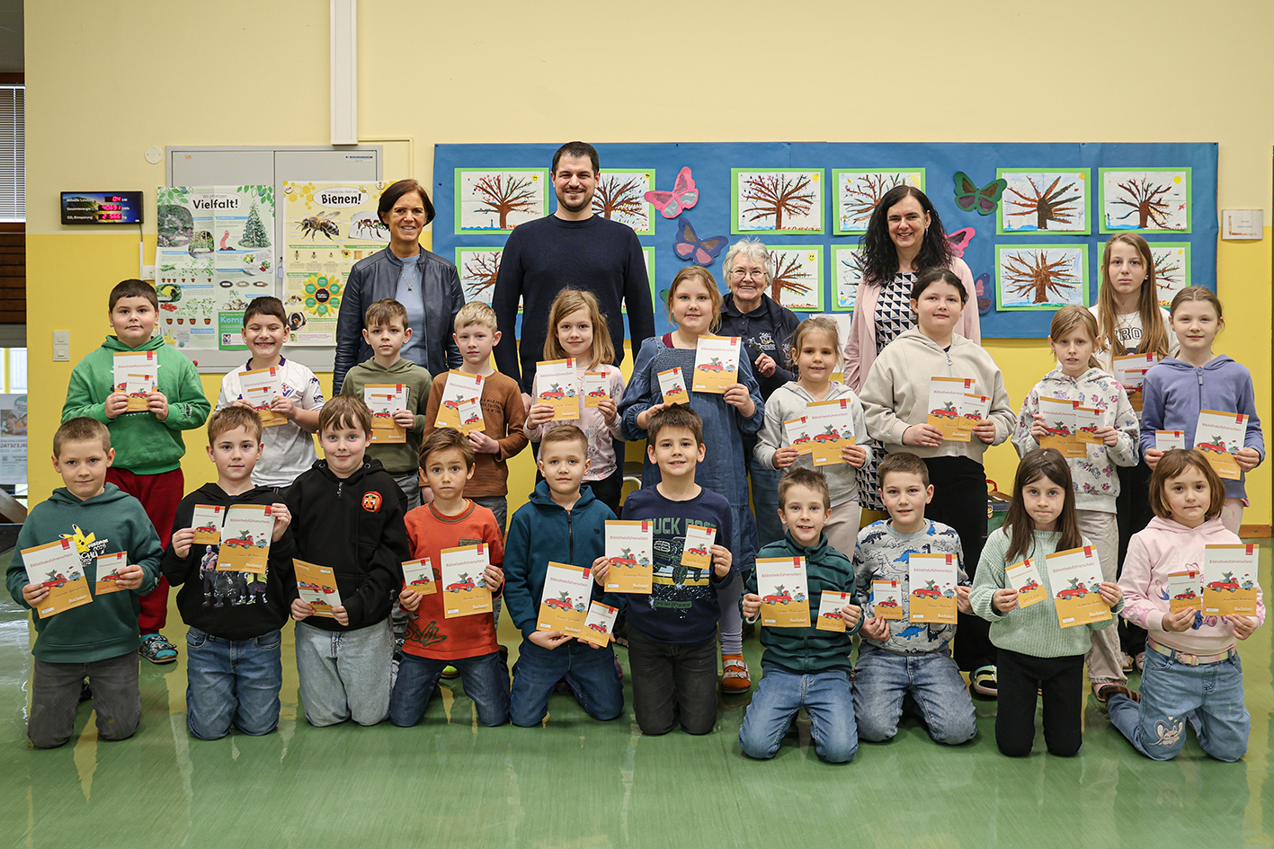 Freudig und stolz zeigen die Kinder ihre Urkunden und Bibliotheksführerscheine her
hinten v.l.n.r. Klassenlehrerin Marianne Rohrer, Gemeinderat Stefan Vietze, Büchereileiterin Lisl Tradinik und Direktorin Anita Heske