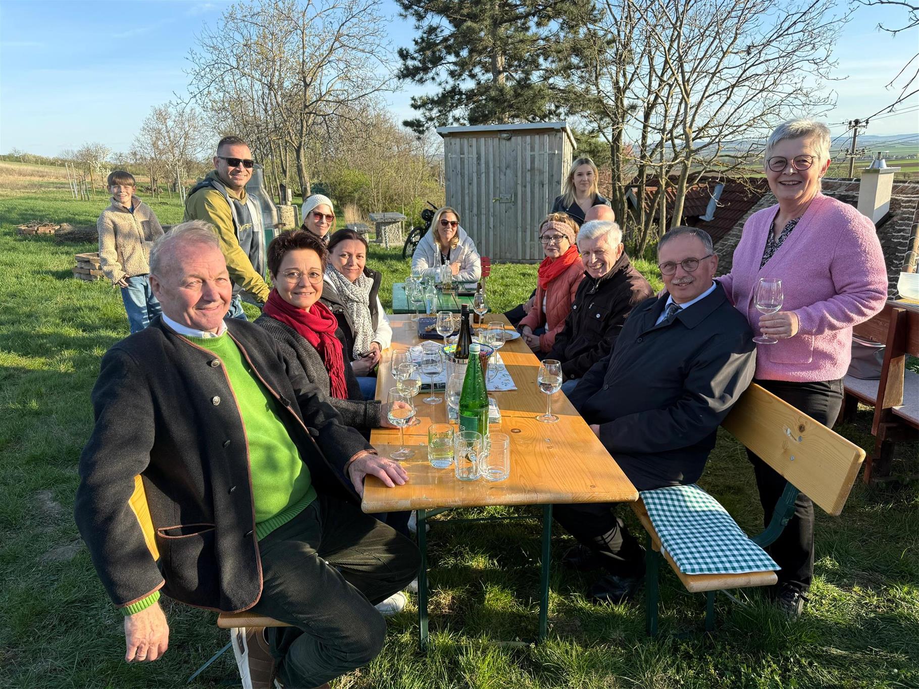 im Bild - v.l.n.r.: Karl Dangl, Petra Thürr Stefan Dangl, Jonas Dangl, Karin Galli, Melanie Dangl, Alexandra Schnötzinger, Lisa Schnötzinger, Rudolfine Thürr, Markus Schnötzinger [etwas verdeckt], Josef Thürr, Richard Hogl, Maria Kappe