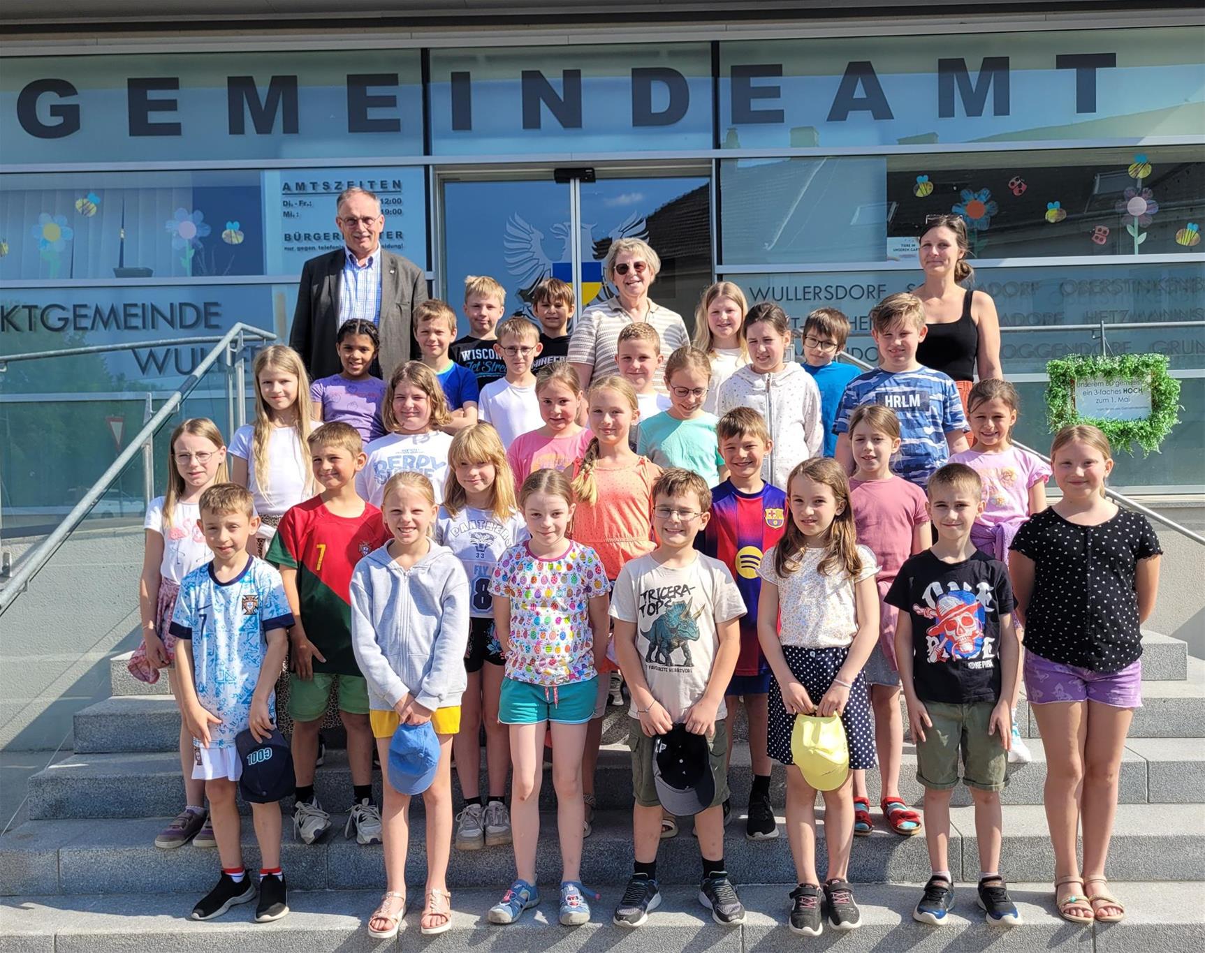 im Bild - Schülerinnen und Schüler der dritten Klasse VS - Wullersdorf - mit Erwachsenen in der letzten Reihe - v.l.n.r.: Richard Hogl, Romana Haimberger, Tamara Sokol