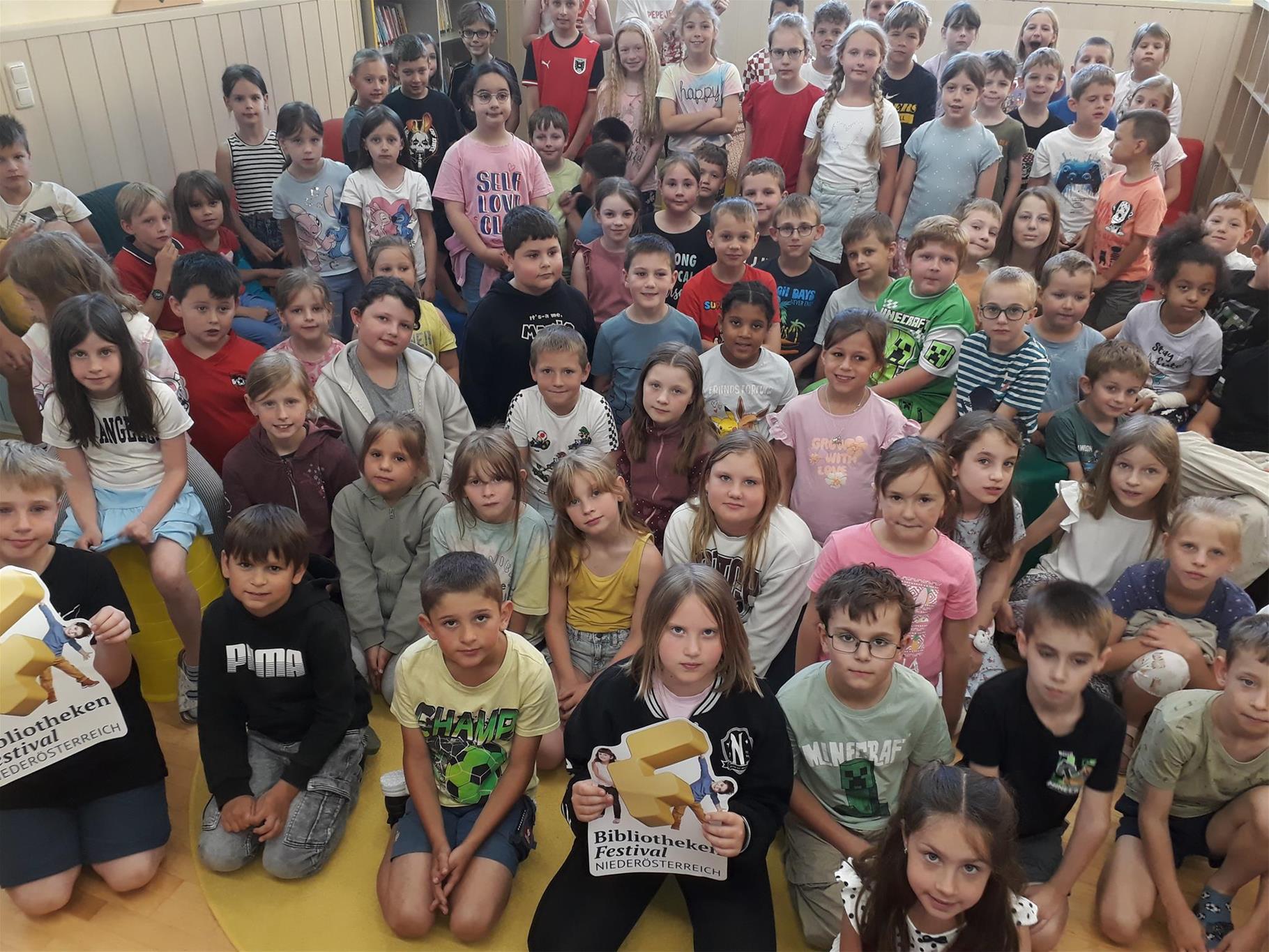Interessierte Kinder beim Workshop