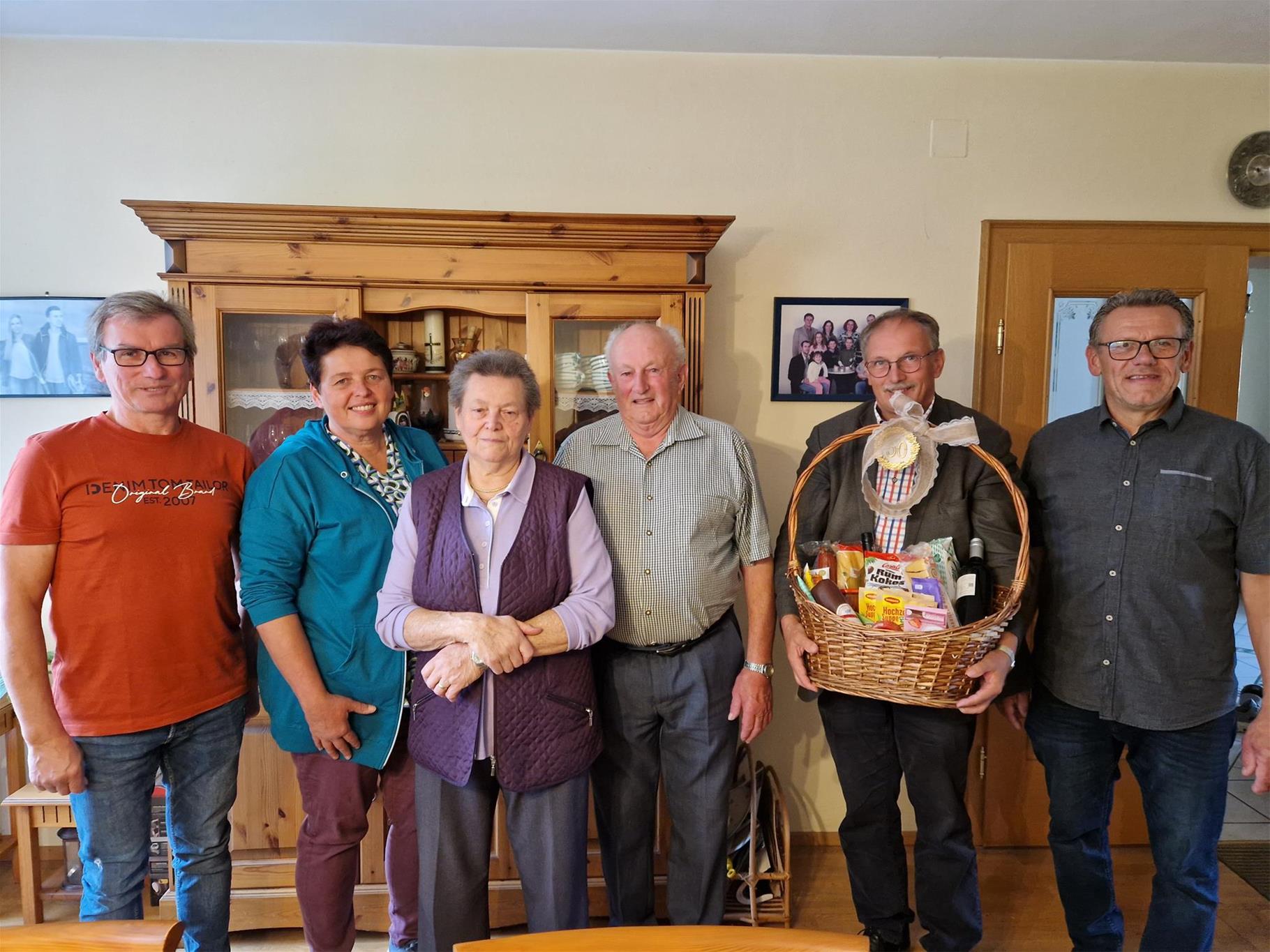 Im Bild stehen von links nach rechts Hannes Pamperl, Annemarie Maurer, Elisabeth Hogl, Josef Hogl, Richard Hogl, Reinhard Hogl