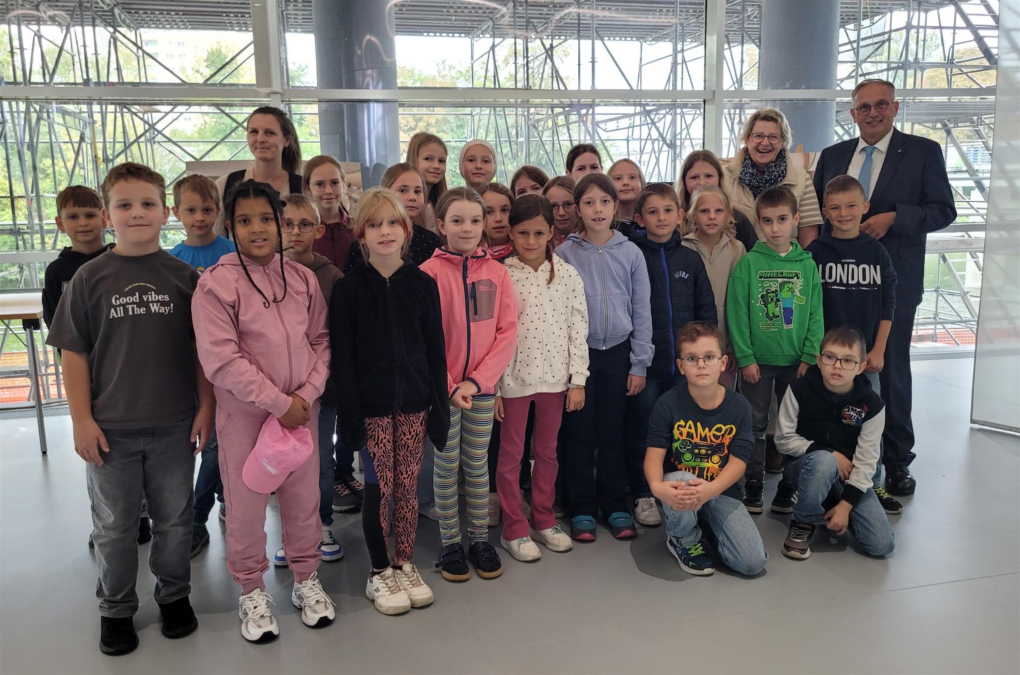 im Bild - Schülerinnen und Schüler samt Begleitpersonen im NÖ. Landhaus mit Romana Haimberger und Richard Hogl